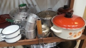Cacharros de cocina para decorados. Alquiler o venta. Multitud de antiguos objetos de cocina rústica.