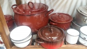 Cacharros de cocina para decorados. Alquiler o venta. Multitud de antiguos objetos de cocina rústica.