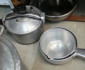 Cacharros de cocina para decorados. Alquiler o venta. Multitud de antiguos objetos de cocina rústica.