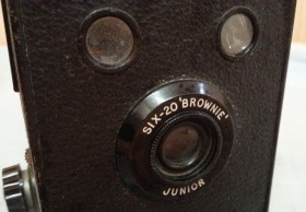 Cámara de fotos antigua. Marca Brownie Junior.