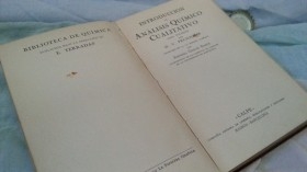 Libro centenario INTRODUCCIÓN AL ANÁLISIS QUÍMICO del año 1921