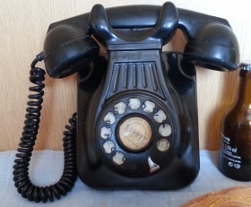 Teléfono de pared español. Años 50. Fabricado en baquelita. Estado regular.