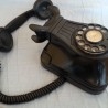 Teléfono de pared español. Años 50. Fabricado en baquelita. Estado regular.