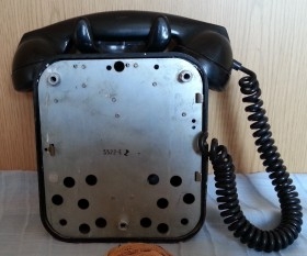 Teléfono de pared español. Años 50. Fabricado en baquelita. Estado regular.