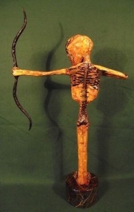 Esqueleto arquero. Gabinete del horror. Obra realizada en papel maché. Origen británico.
