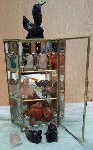 Colección de 11 miniaturas en piedra. Artesanía. En vitrina de latón y cristal.