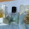 Perfumes en miniatura. Colección de 7 tarros en vidrio diferentes.