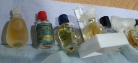 Perfumes en miniatura. Colección de 7 tarros en vidrio diferentes.