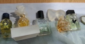 Perfumes en miniatura. Colección de 7 tarros en vidrio diferentes.