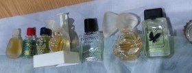 Perfumes en miniatura. Colección de 7 tarros en vidrio diferentes.