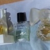 Perfumes en miniatura. Colección de 7 tarros en vidrio diferentes.