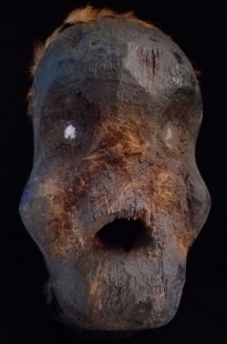 Máscara Camerún tribal. Réplica. Pelo de mono. 30 cm de altura. Espectacular.