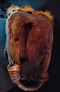Máscara Camerún tribal. Réplica. Pelo de mono. 30 cm de altura. Espectacular.