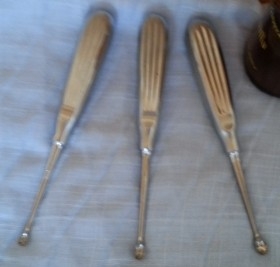 Instrumental quirúrgico. Tres cucharillas cortantes para cirugías. Años 70