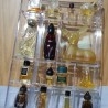 Perfumes en miniatura. Colección en expositor de metacrilato de 15 tarros en vidrio diferentes.