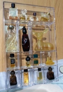 Perfumes en miniatura. Colección en expositor de metacrilato de 15 tarros en vidrio diferentes.