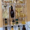 Perfumes en miniatura. Colección en expositor de metacrilato de 15 tarros en vidrio diferentes.