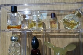 Perfumes en miniatura. Colección en expositor de metacrilato de 15 tarros en vidrio diferentes.