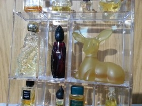 Perfumes en miniatura. Colección en expositor de metacrilato de 15 tarros en vidrio diferentes.