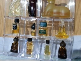 Perfumes en miniatura. Colección en expositor de metacrilato de 15 tarros en vidrio diferentes.