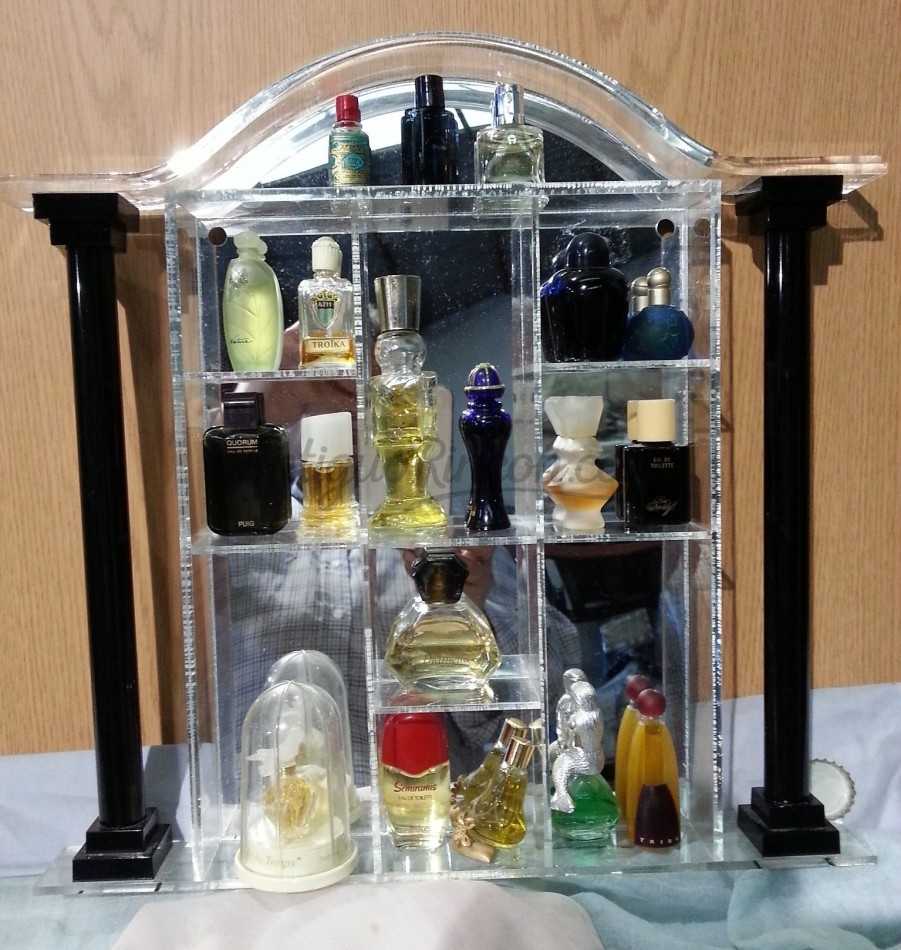 Perfumes en miniatura. Colección en expositor de metacrilato de 19 tarros en vidrio diferentes.