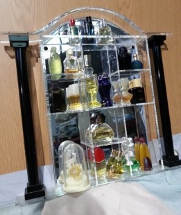 Perfumes en miniatura. Colección en expositor de metacrilato de 19 tarros en vidrio diferentes.