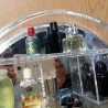 Perfumes en miniatura. Colección en expositor de metacrilato de 19 tarros en vidrio diferentes.