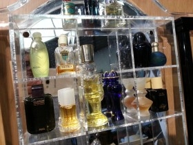 Perfumes en miniatura. Colección en expositor de metacrilato de 19 tarros en vidrio diferentes.
