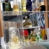 Perfumes en miniatura. Colección en expositor de metacrilato de 19 tarros en vidrio diferentes.