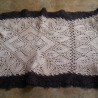 Tapete. Fabricado en punto. 83 cm * 26 cm. Mantel.