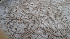 Tapete. Ganchillo en color blanco. 115 cm de diámetro. Mantel.
