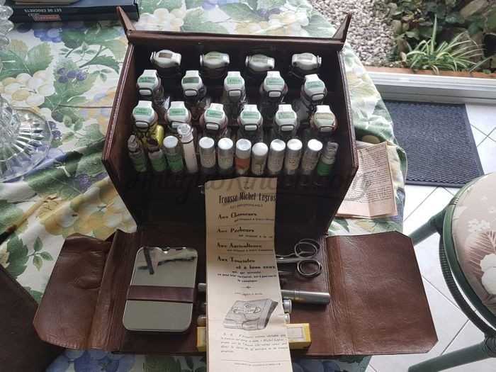 Maletín médico con completo juego de medicinas e instrumentos del Doctor BUSH Maletín médico con completo juego de medicinas e instrumentos del Doctor BUSH