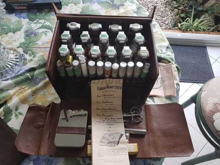 Maletín médico con completo juego de medicinas e instrumentos del Doctor BUSH