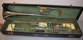 Trombón valvular del año 1928. ESTUCHE ORIGINAL.