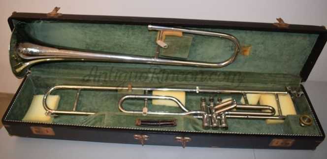 Trombón valvular del año 1928. ESTUCHE ORIGINAL.