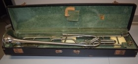 Trombón valvular del año 1928. ESTUCHE ORIGINAL.