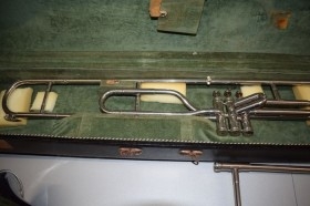 Trombón valvular del año 1928. ESTUCHE ORIGINAL.
