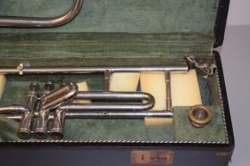 Trombón valvular del año 1928. ESTUCHE ORIGINAL.