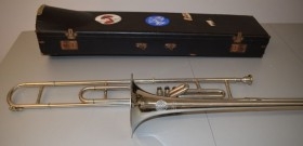 Trombón valvular del año 1928. ESTUCHE ORIGINAL.