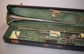 Trombón valvular del año 1928. ESTUCHE ORIGINAL.
