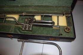 Trombón valvular del año 1928. ESTUCHE ORIGINAL.