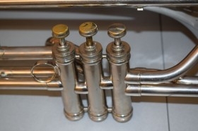 Trombón valvular del año 1928. ESTUCHE ORIGINAL.