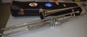 Trombón valvular del año 1928. ESTUCHE ORIGINAL.