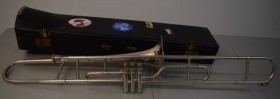 Trombón valvular del año 1928. ESTUCHE ORIGINAL.