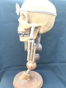  en pedestal personalizado. Homo chimbulensis. 40 cm altura.