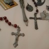 Objetos religiosos. Lote de piezas pequeñas variadas.