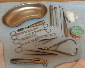 Bandeja hospitalaria con 16 Instrumentos Quirúrgicos.