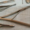 Bandeja hospitalaria con 16 Instrumentos Quirúrgicos.