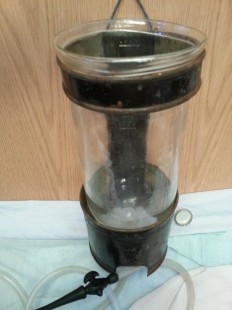Gotero de los años 50. Con recipiente de vidrio. Suero, anestesia. Material médico online.