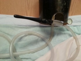 Gotero de los años 50. Con recipiente de vidrio. Suero, anestesia. Material médico online.